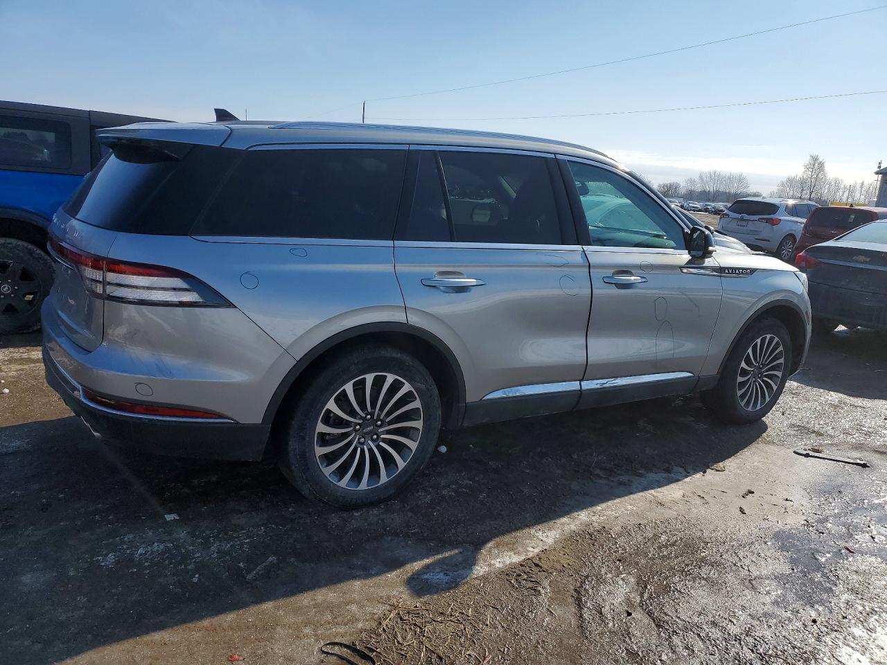 2024 Lincoln Aviator VIN 5LM5J6XC7RGL02128 photo 3
