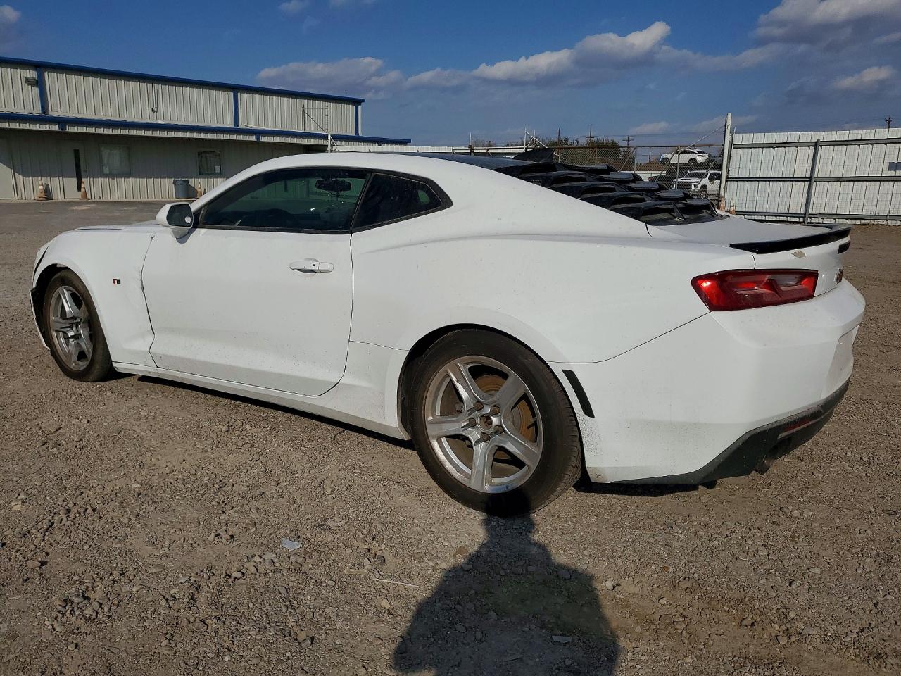 2018 Chev Camaro VIN 1G1FB1RX5J0185943 photo 2