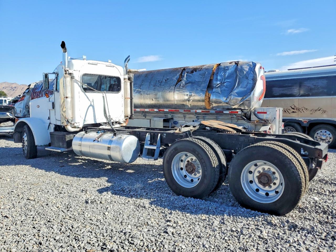 2004 PETERBILT All models VIN 1XPFDB9X74D810216 photo 3
