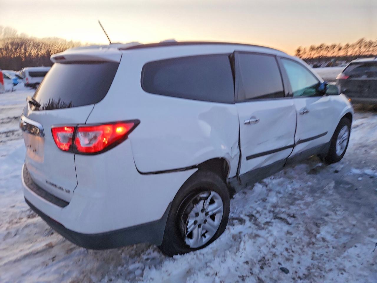 2016 Chevrolet Traverse VIN 1GNKRFED4GJ137273 photo 3