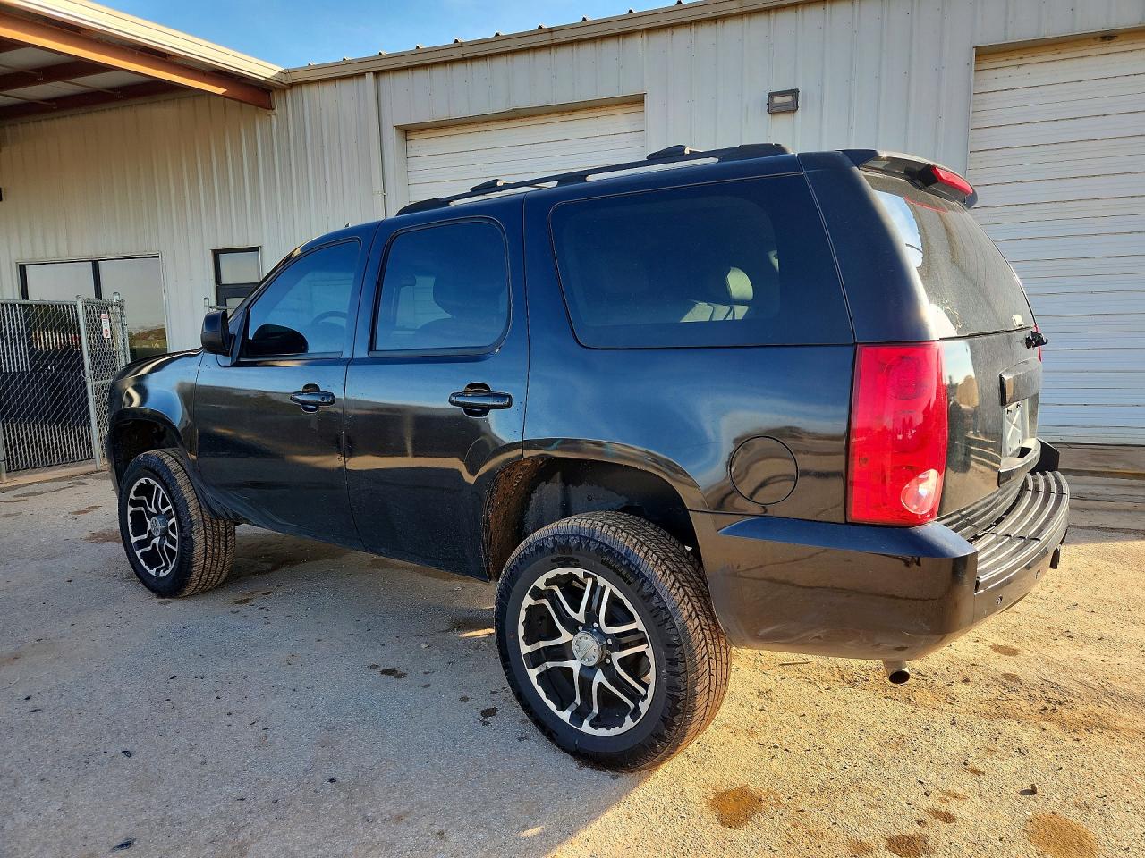 2009 GMC Yukon VIN 1GKFC33099R103252 photo 2