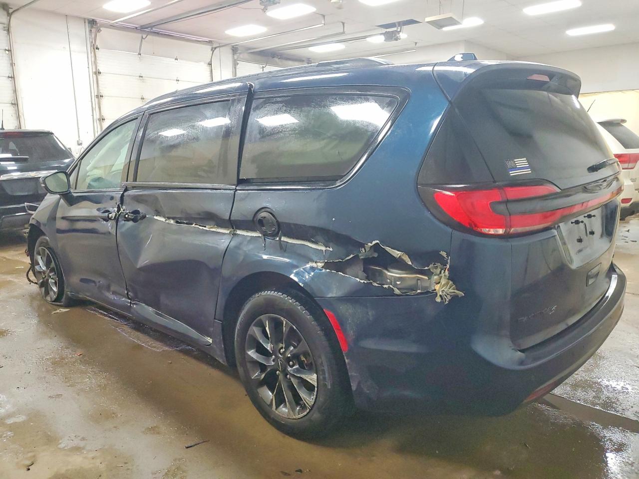 2021 Chrysler Pacifica VIN 2C4RC3BG6MR606568 photo 2