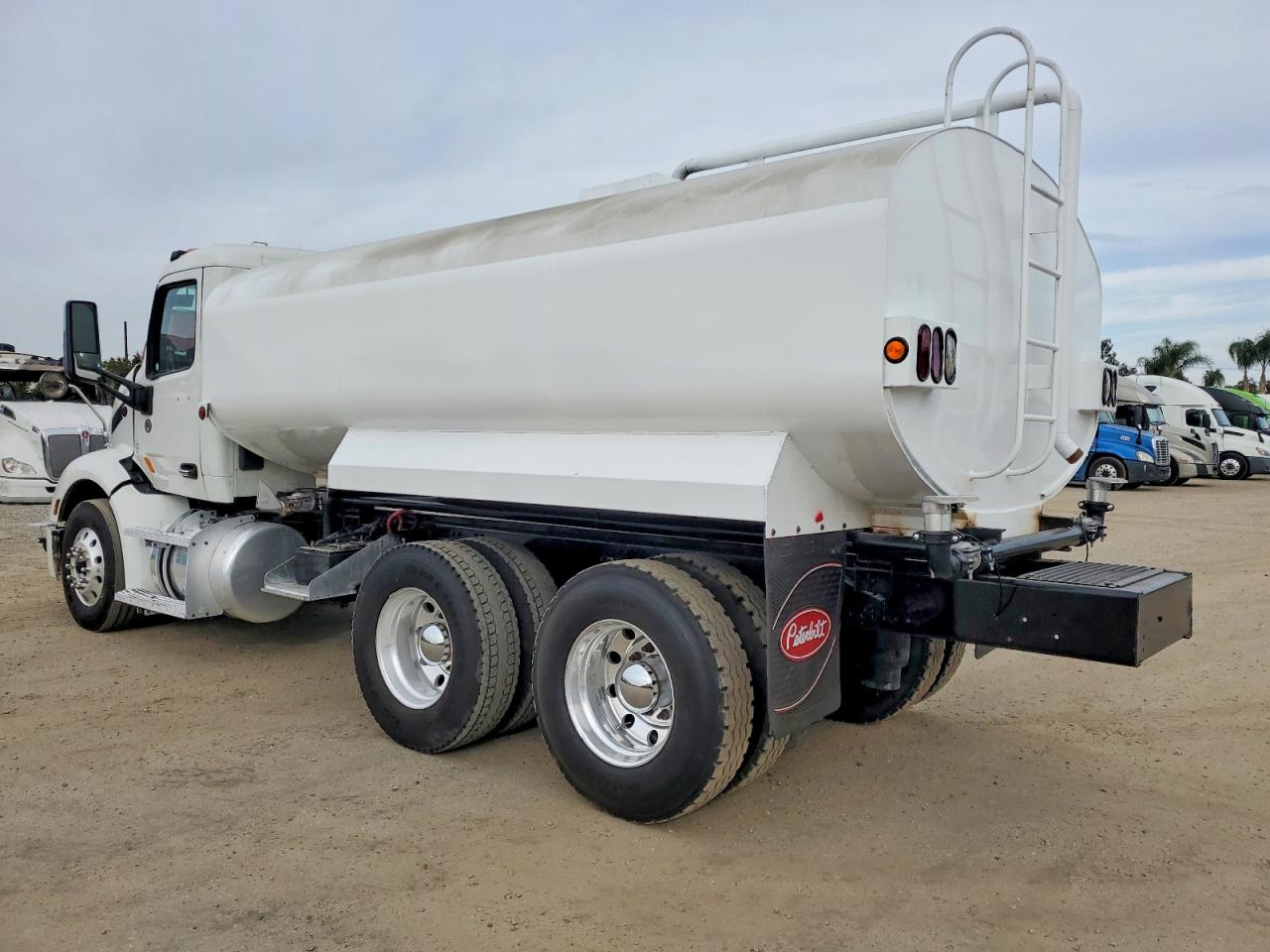 2021 PETERBILT All models VIN 1XPBDP9X9MD733523 photo 3