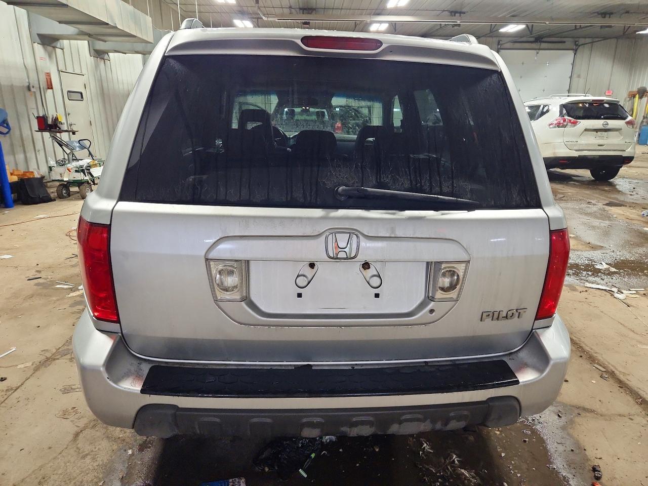 2005 Honda Pilot VIN 2HKYF185X5H515864 photo 6