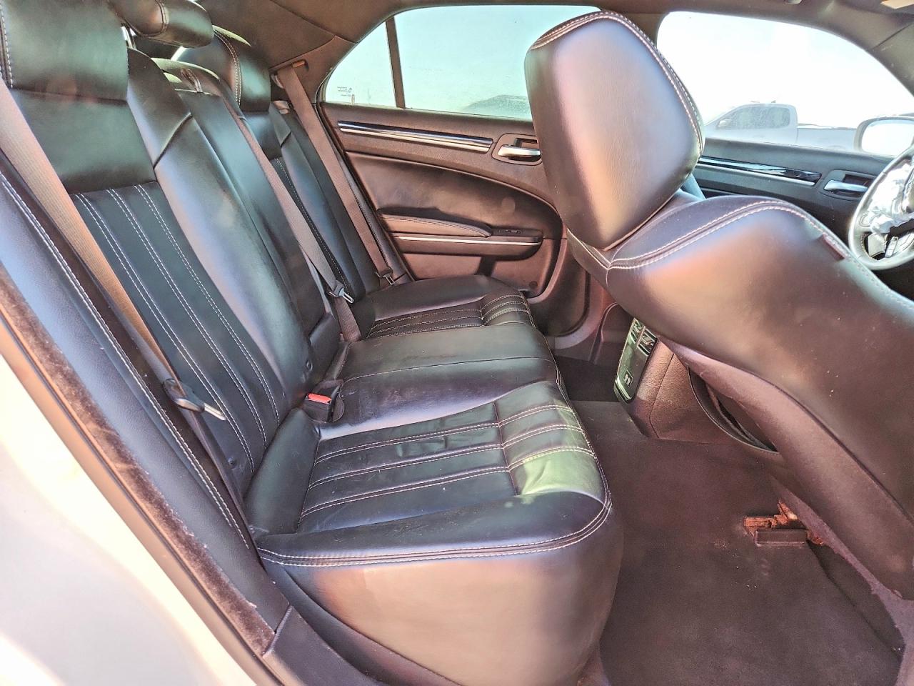 2019 Chrysler 300 VIN 2C3CCABG0KH639874 photo 10