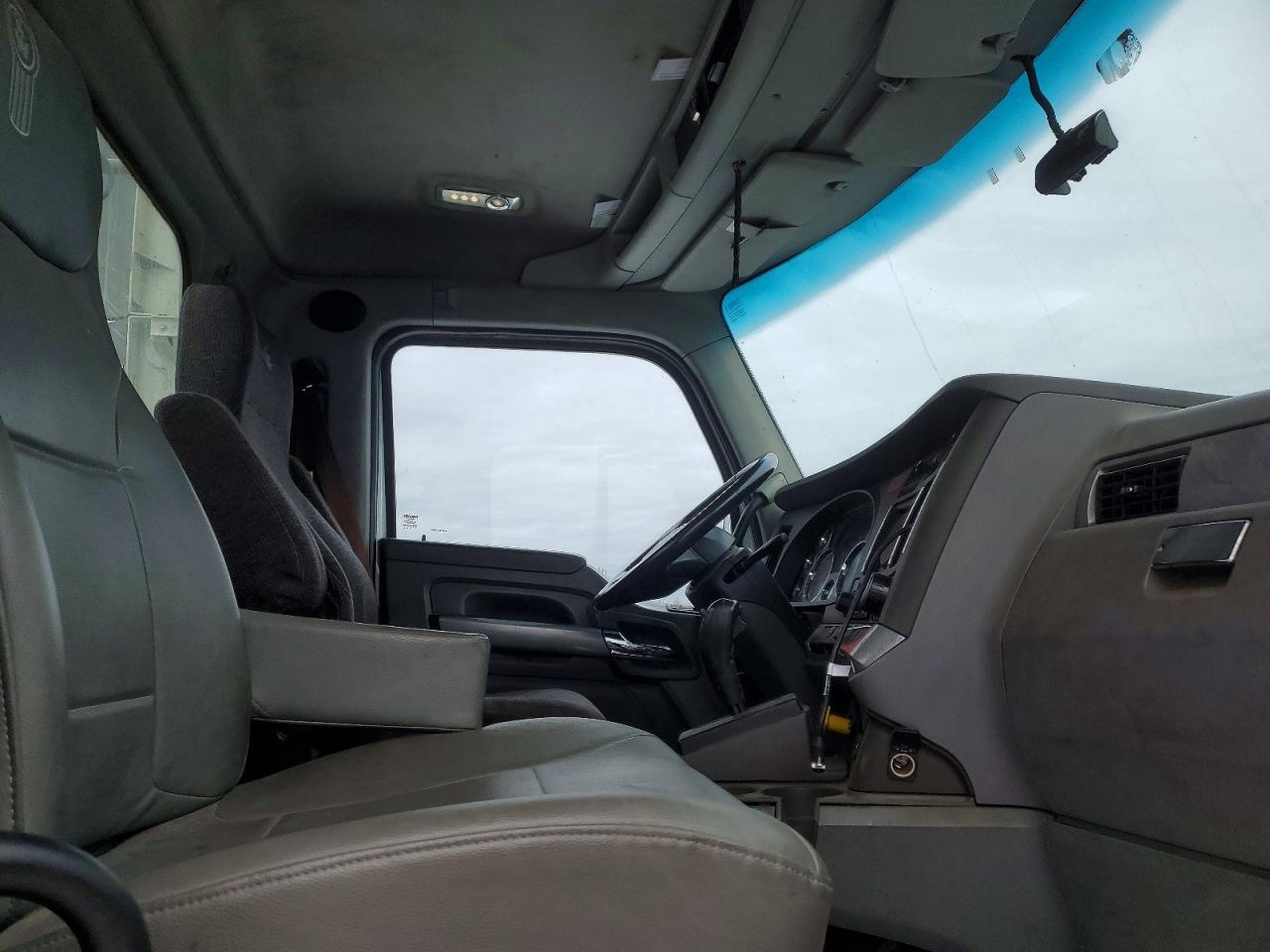 2016 KENWORTH All models VIN 1XKYA48X5GJ496690 photo 5