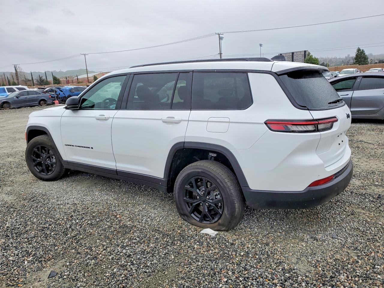 2025 Jeep Grand cher VIN 1C4RJJAG4S8745439 photo 2