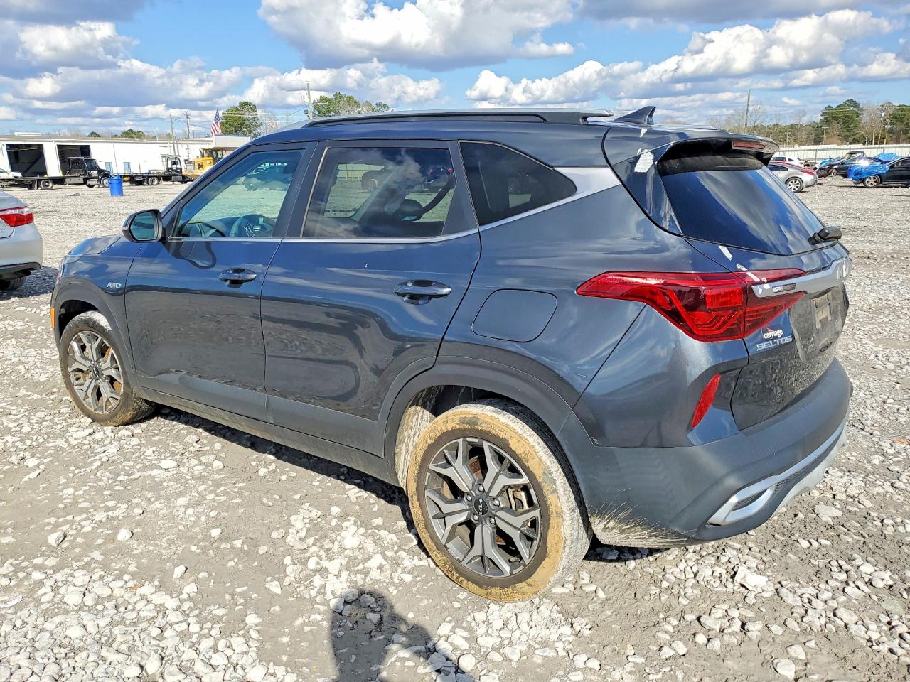 2023 Kia Seltos VIN KNDERCAA2P7414192 photo 2