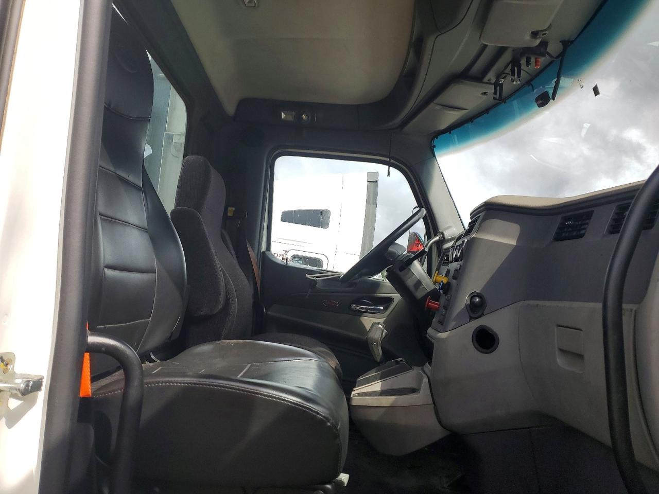 2017 PETERBILT All models VIN 1XPBA48X3HD428839 photo 5