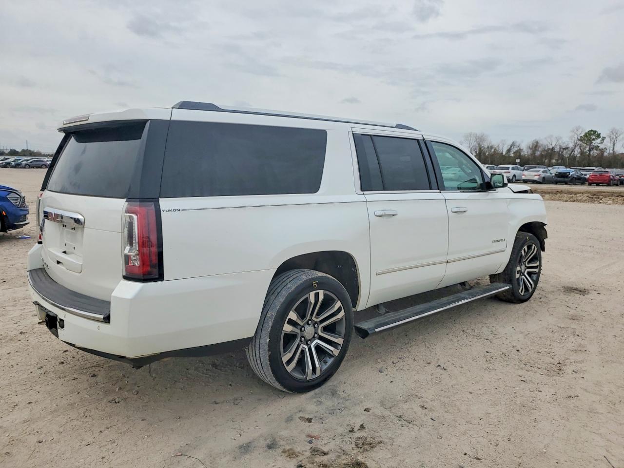 2018 GMC Yukon VIN 1GKS1HKJ2JR124055 photo 3