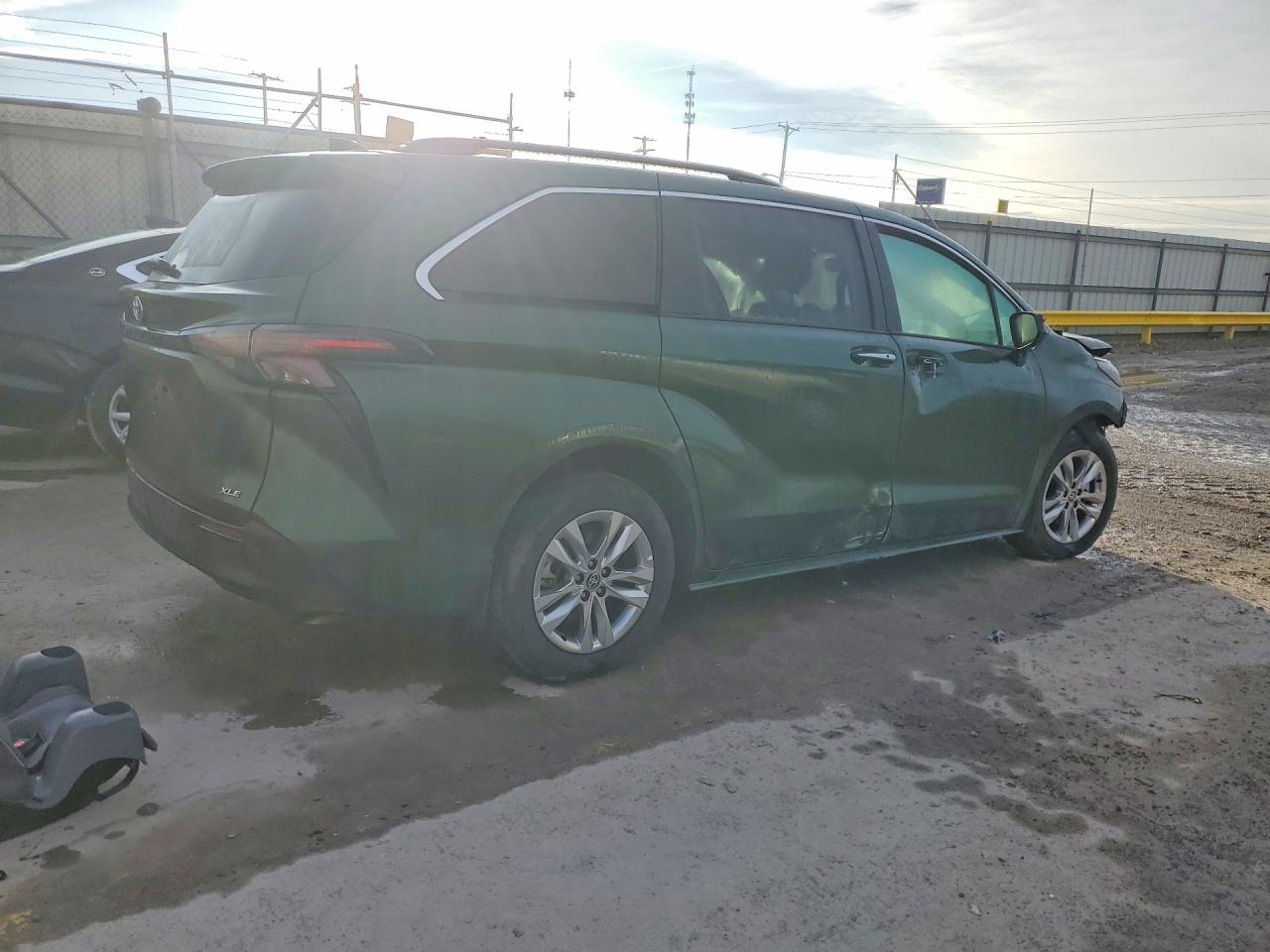 2025 Toyota Sienna VIN 5TDJSKFC3SS199279 photo 3