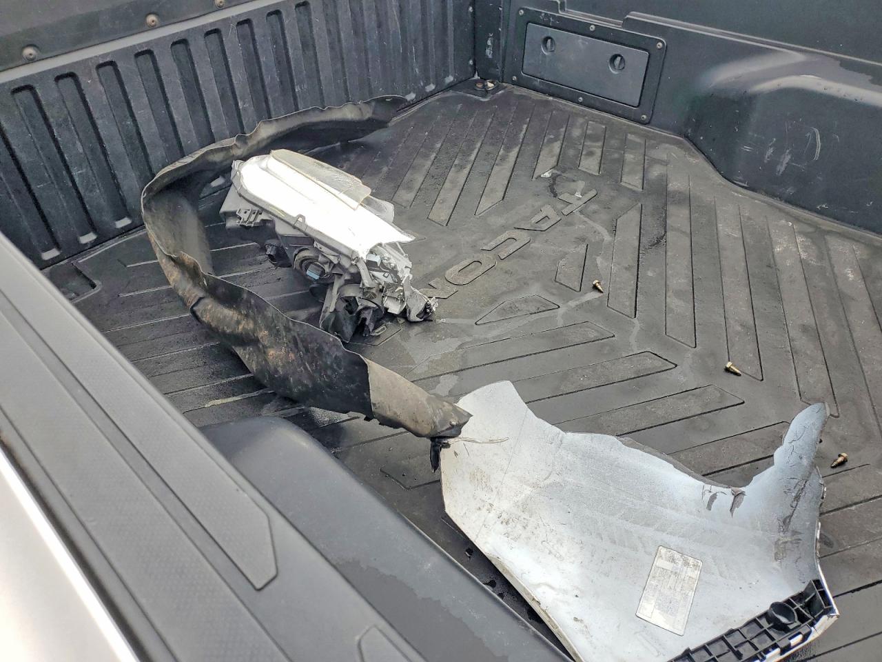 2018 Toyota Tacoma VIN 5TFSX5EN8JX060560 photo 12
