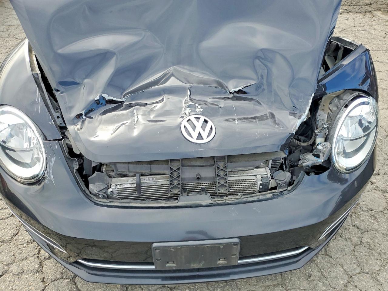 2018 Volkswagen Beetle VIN 3VWFD7ATXJM706050 photo 11
