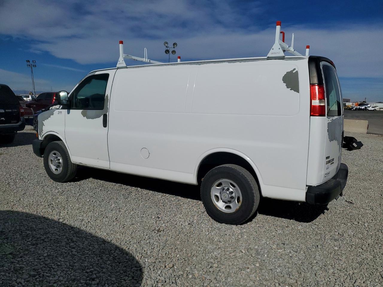 2011 Chevrolet Express VIN 1GCWGFCA0B1189078 photo 2
