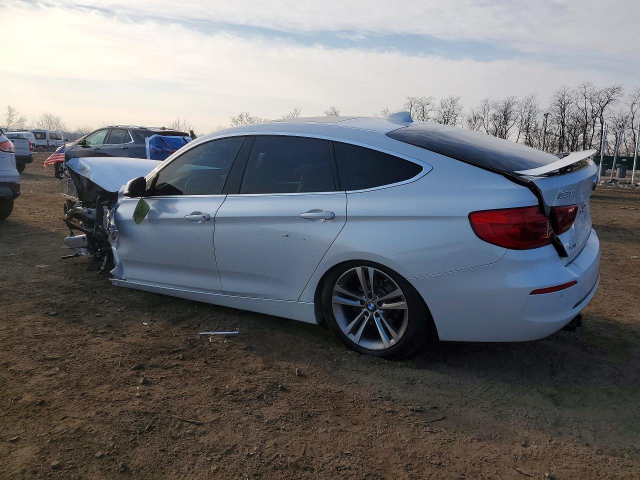 2017 3 series VIN WBA8Z9C53HG453212 photo 2