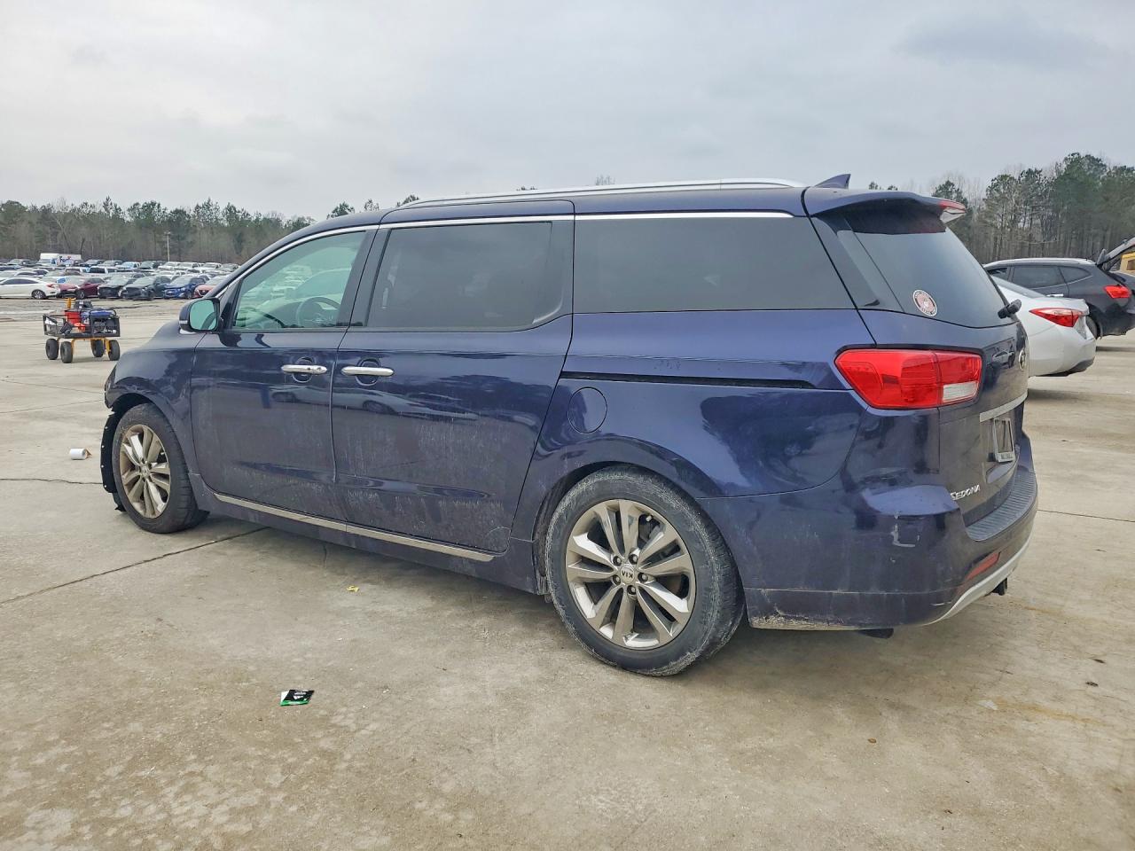 2018 Kia SEDONA VIN KNDME5C18J6351449 photo 2