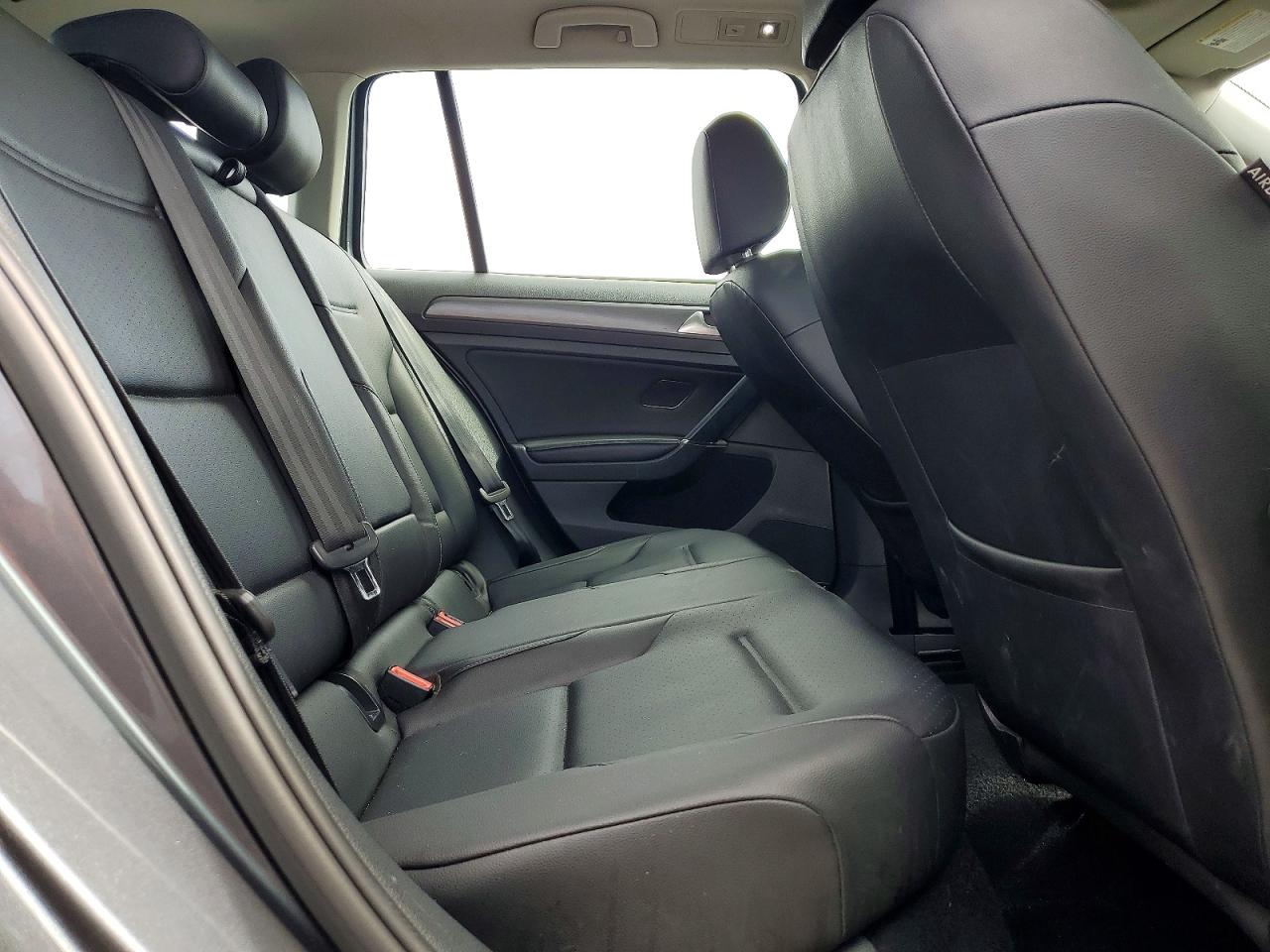 2018 Volkswagen Golf VIN 3VWD17AU3JM758905 photo 10