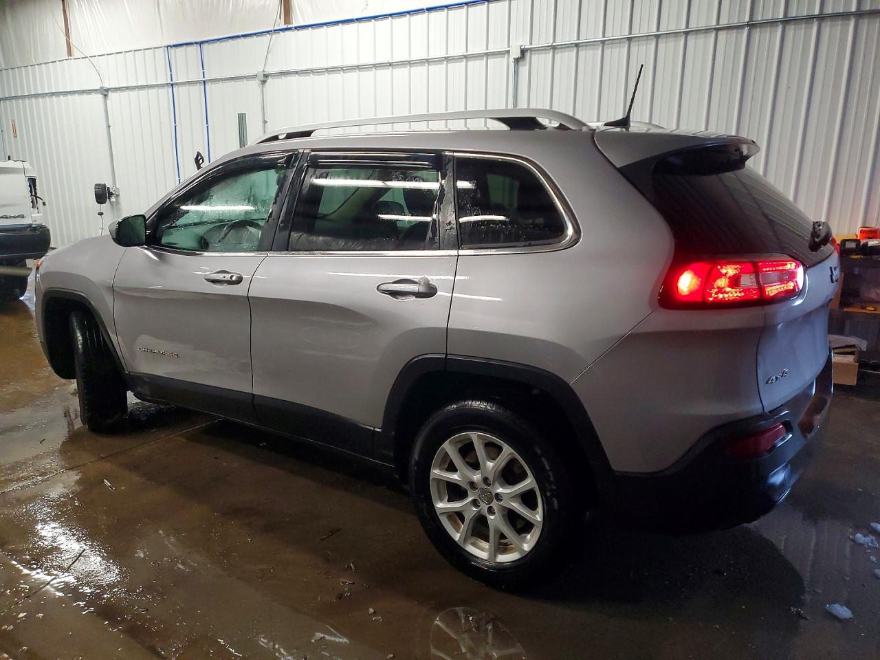 2018 Jeep Grand cher VIN 1C4PJMLB3JD601509 photo 2