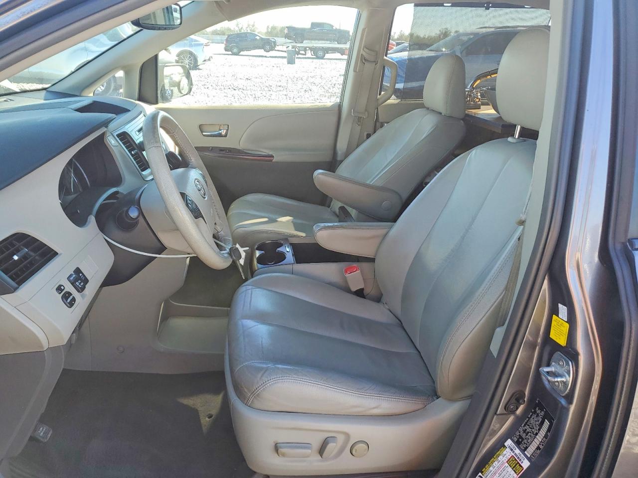 2011 Toyota Sienna VIN 5TDYK3DC4BS079112 photo 7