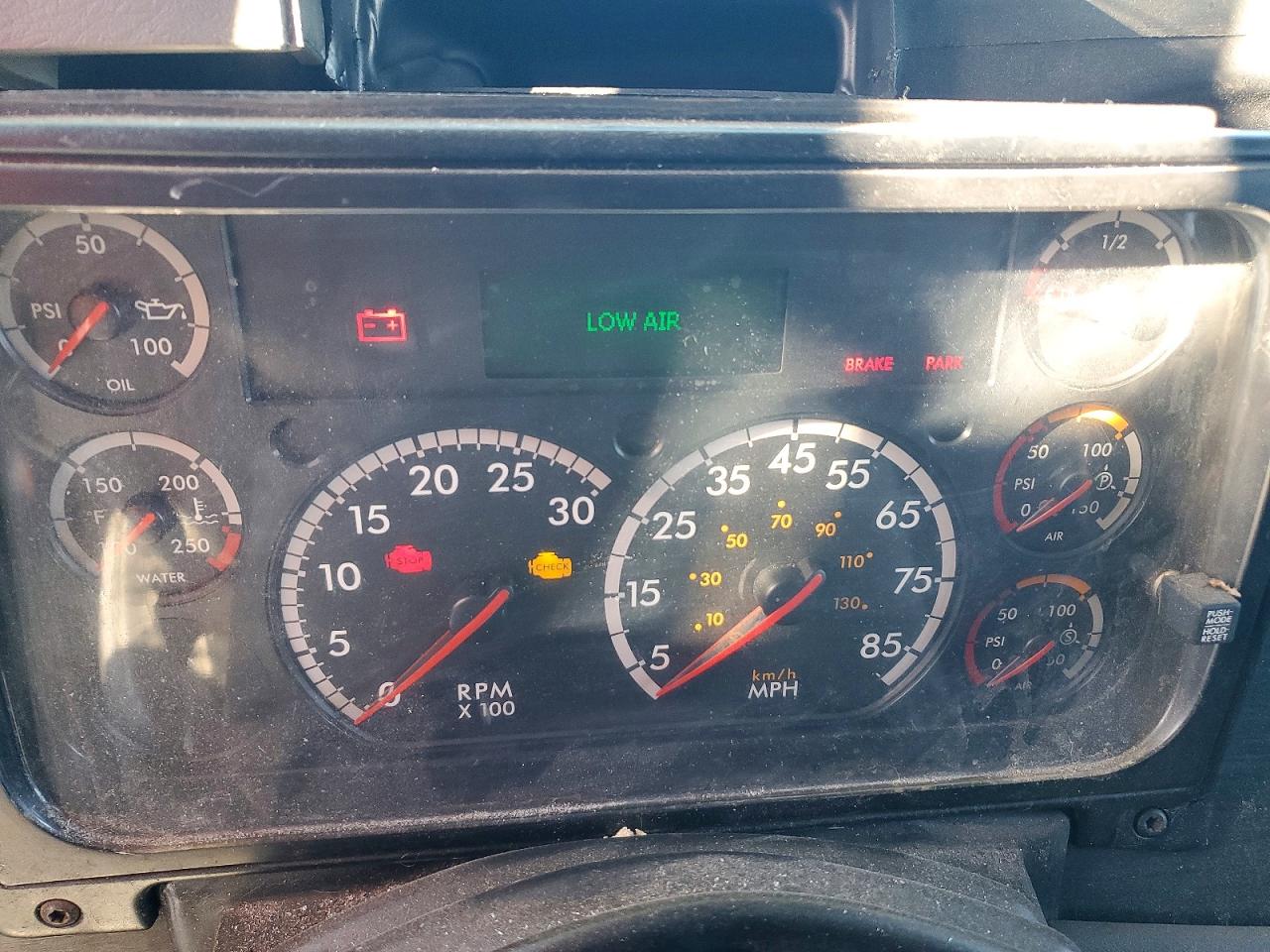 2004 FREIGHTLINER Conventional VIN 1FUJA6CG24LM38223 photo 8