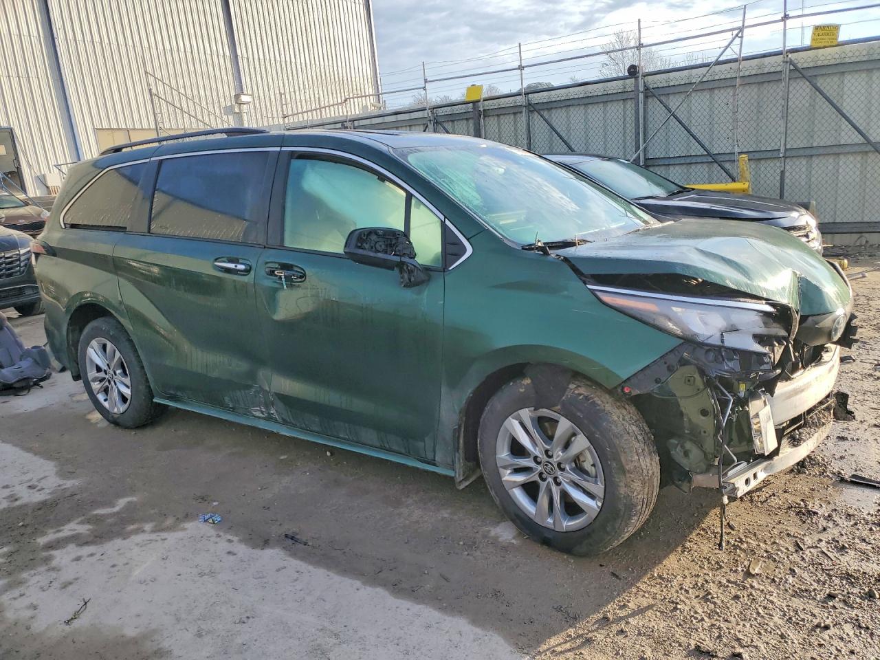 2025 Toyota Sienna VIN 5TDJSKFC3SS199279 photo 4