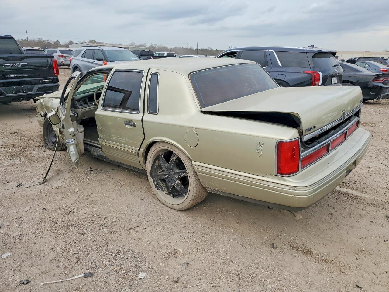 1997 Lincoln Towncar VIN 1LNLM82W0VY726334 photo 2