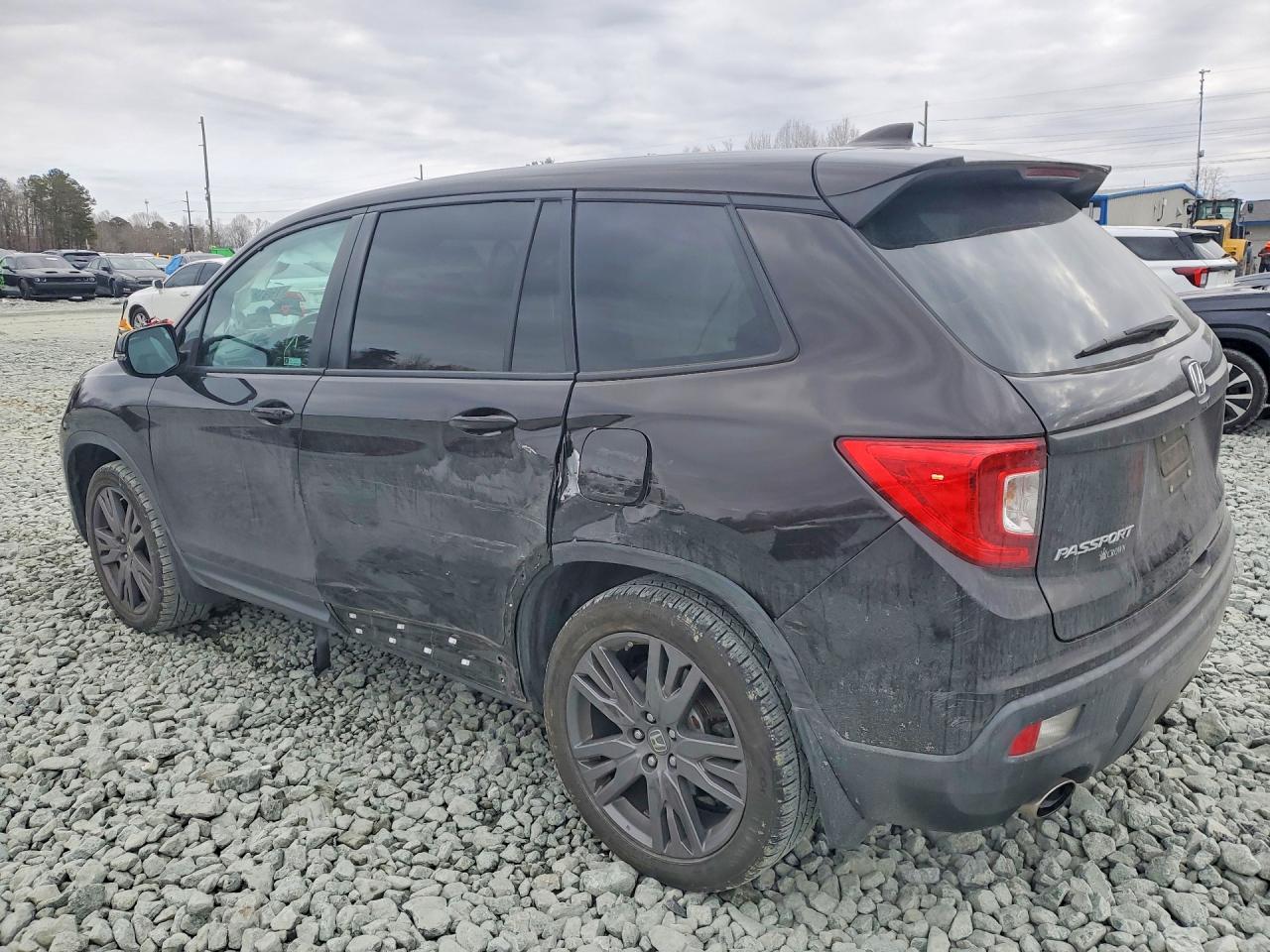 2021 Honda Passport VIN 5FNYF7H50MB009430 photo 2