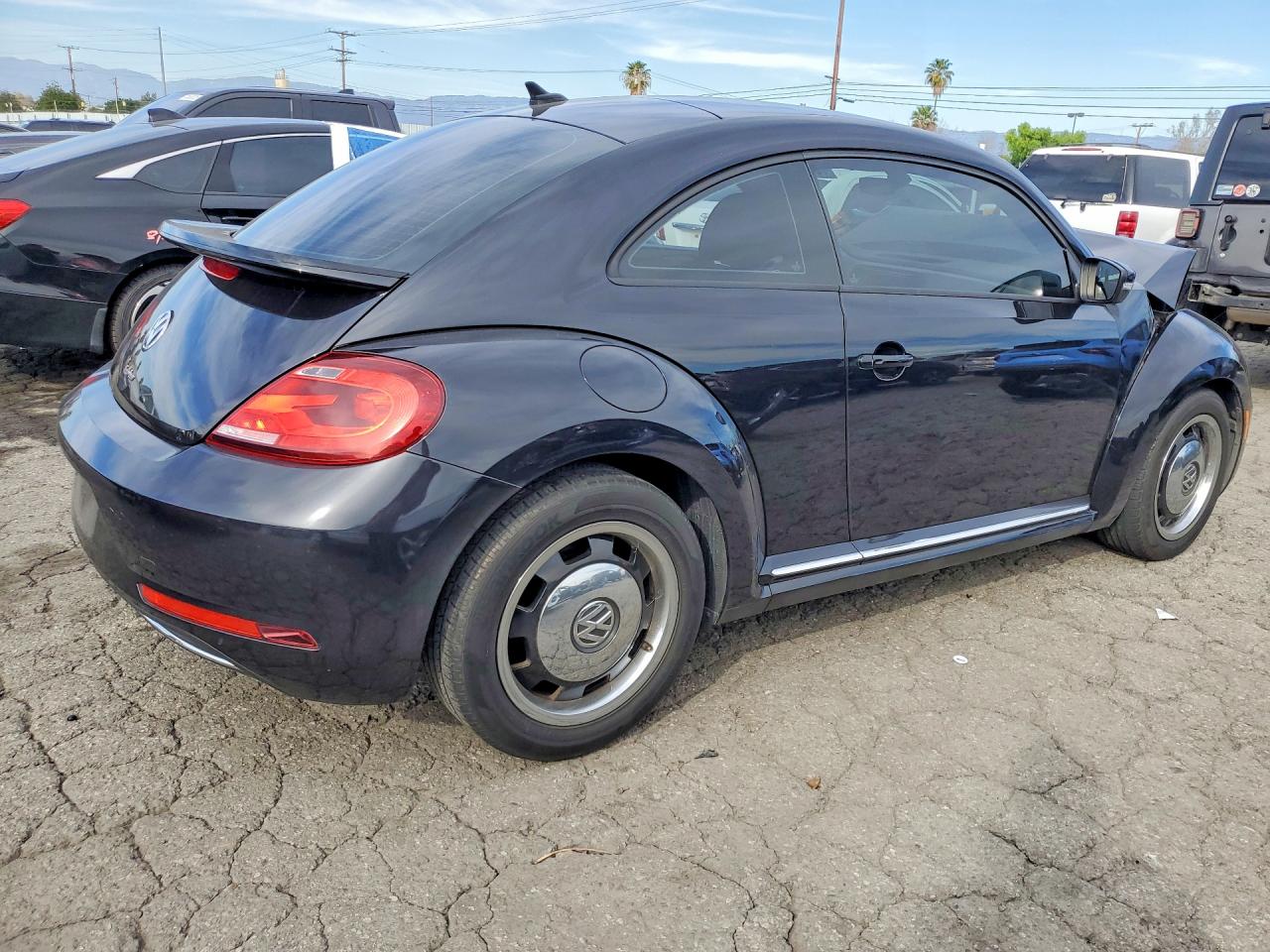 2018 Volkswagen Beetle VIN 3VWFD7ATXJM706050 photo 3
