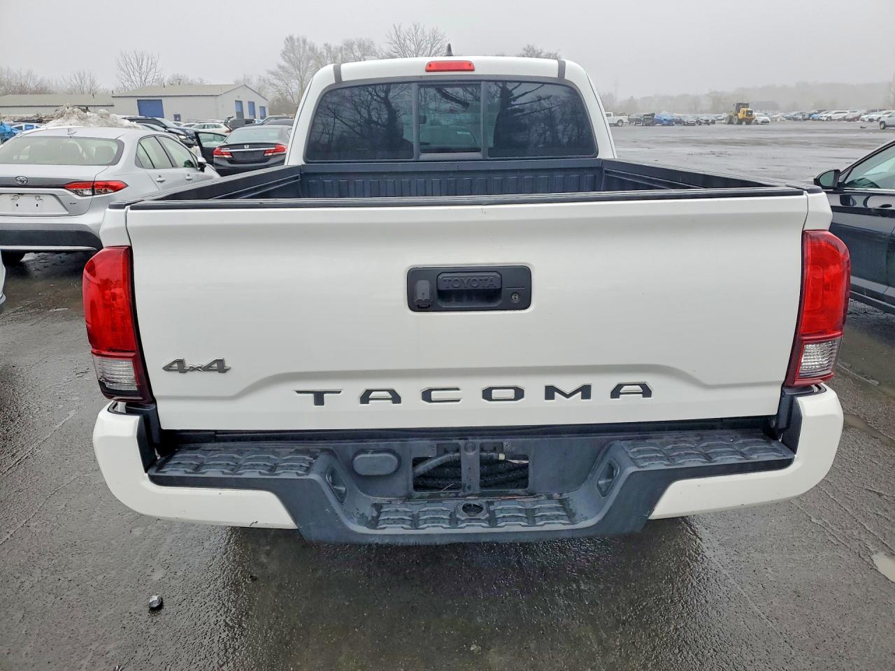 2018 Toyota Tacoma VIN 5TFSX5EN8JX060560 photo 6