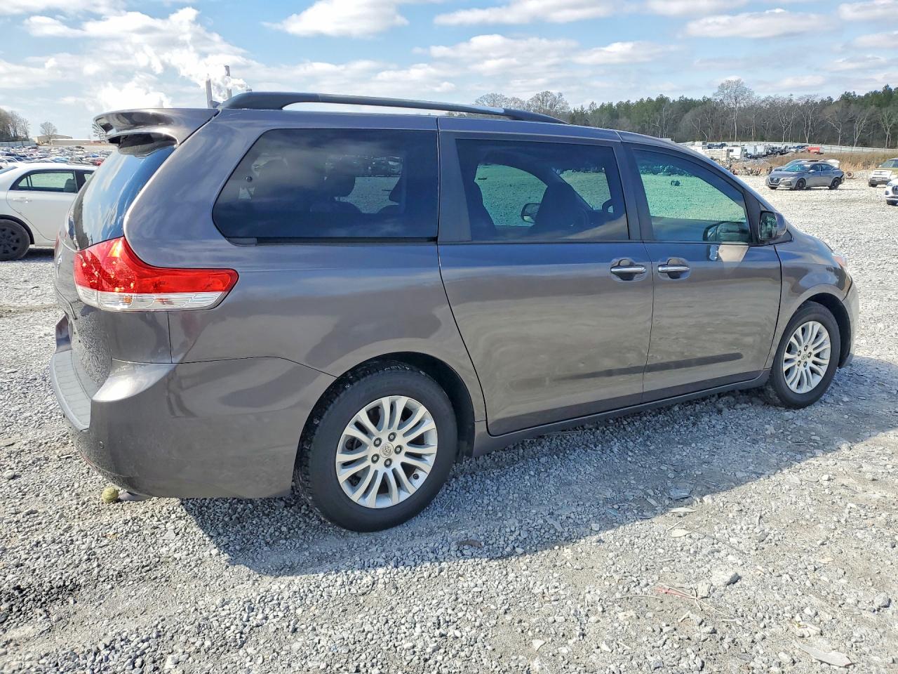 2013 Toyota All models VIN 5TDYK3DC8DS331429 photo 3