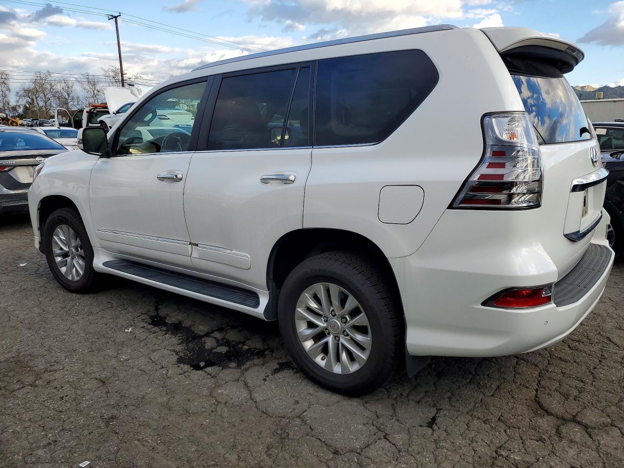 2014 Lexus Gx VIN JTJBM7FX8E5072825 photo 2