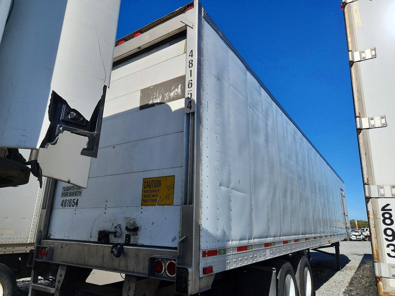 2009 UTILITY All models VIN 1UYVS24879U794305 photo 4