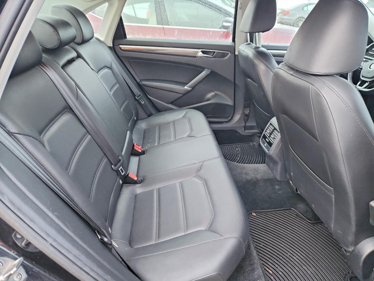2018 Volkswagen Passat VIN 1VWBA7A34JC010826 photo 10