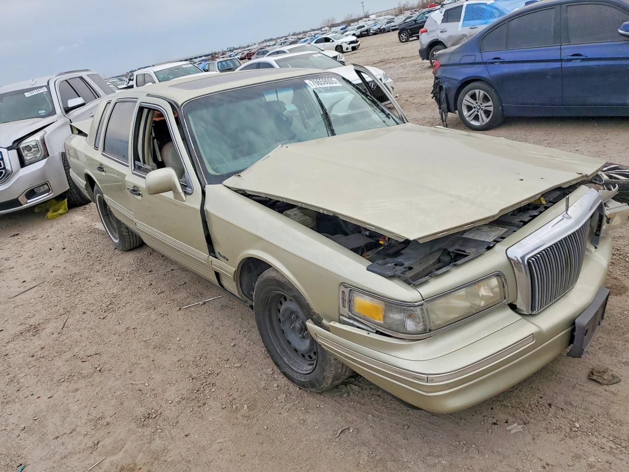 1997 Lincoln Towncar VIN 1LNLM82W0VY726334 photo 4