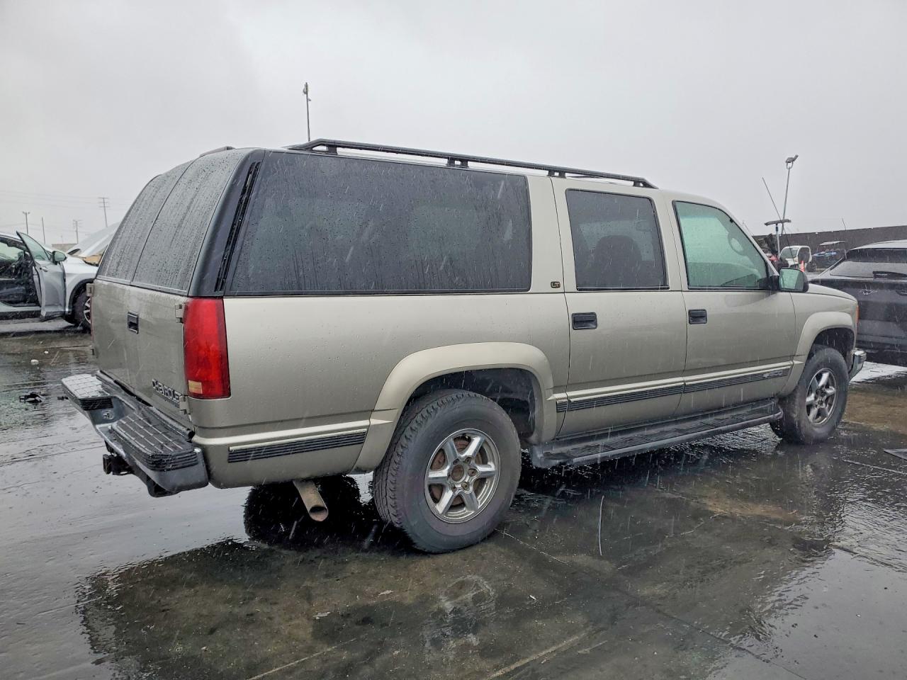 1999 CHEV Suburban VIN 3GNFK16R4XG215216 photo 3