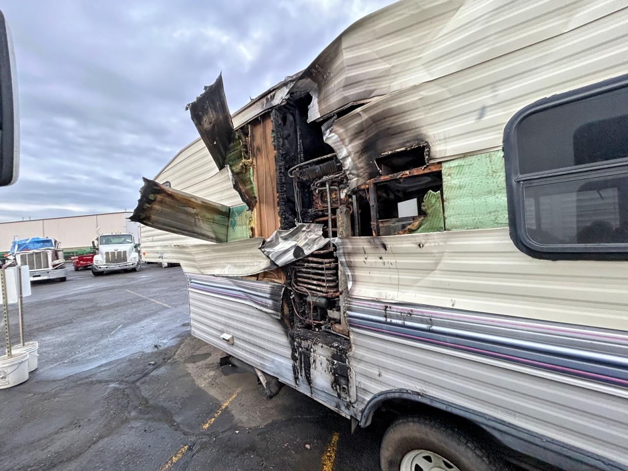 1994 FLEETWOOD All models VIN 1EA5H2528R2452674 photo 9