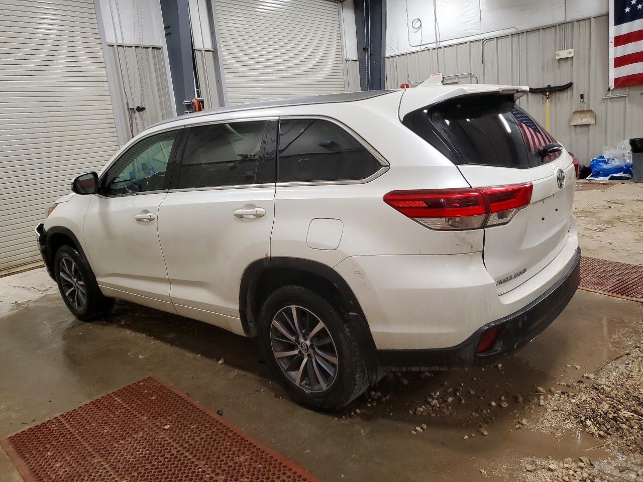 2017 Toyota Highlander VIN 5TDJZRFH9HS356838 photo 2