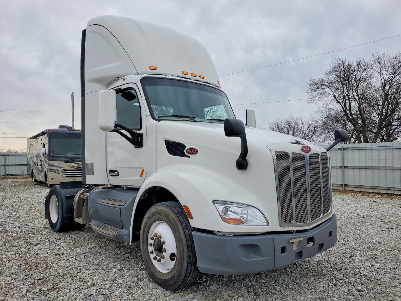 2018 All models VIN 1XPBA48X2JD477780 photo 1