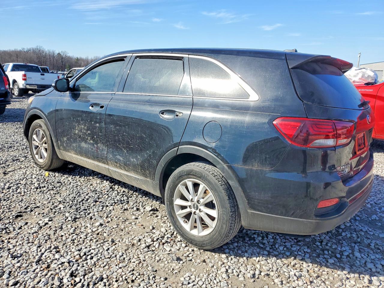2019 Kia Sorento VIN 5XYPG4A3XKG534775 photo 2