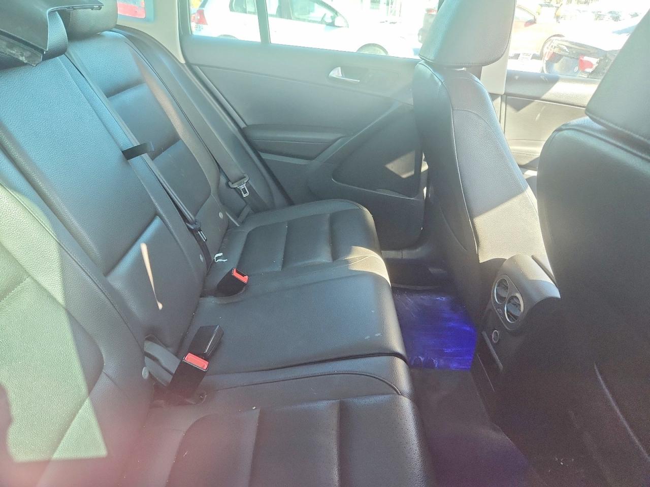 2015 Volkswagen Tiguan VIN WVGHV7AXXFW500659 photo 10