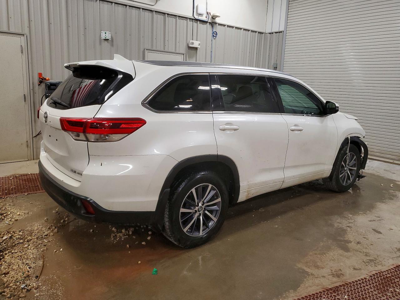 2017 Toyota Highlander VIN 5TDJZRFH9HS356838 photo 3