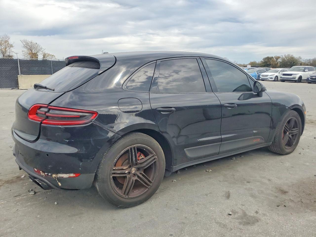 2016 Porsche Macan VIN WP1AB2A50GLB50282 photo 3