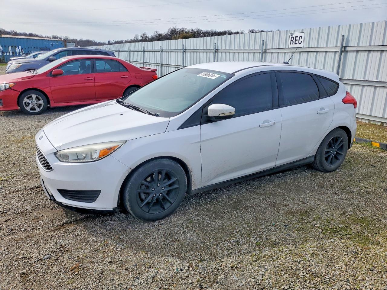 2015 Ford Focus VIN 1FADP3K25FL263398 photo 1