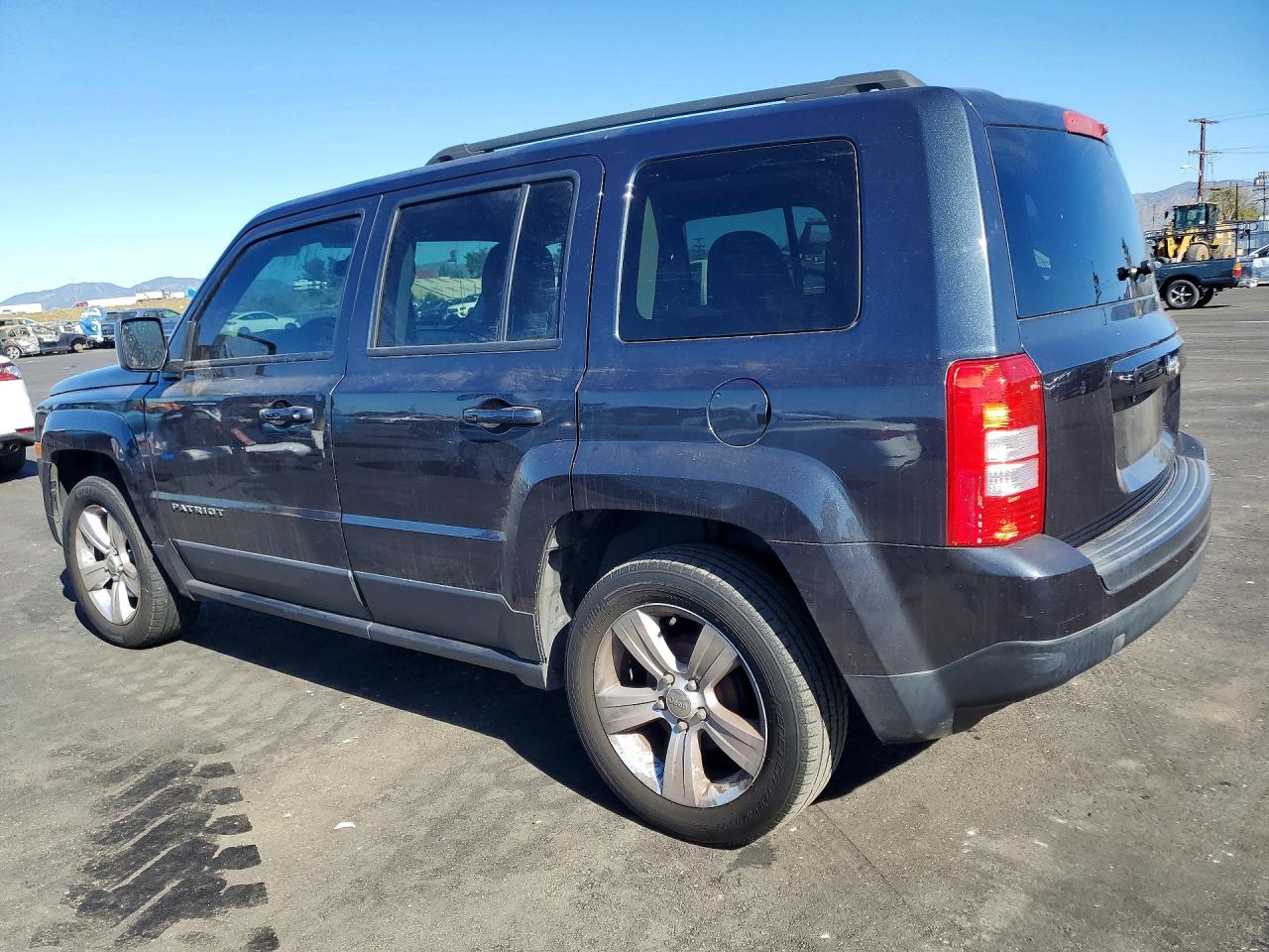 2015 Jeep Patriot VIN 1C4NJPFB6FD281033 photo 2
