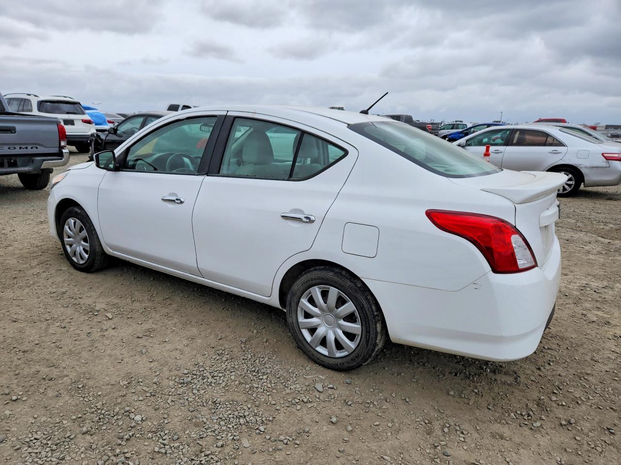 2016 NISS Versa VIN 3N1CN7AP1GL856863 photo 2