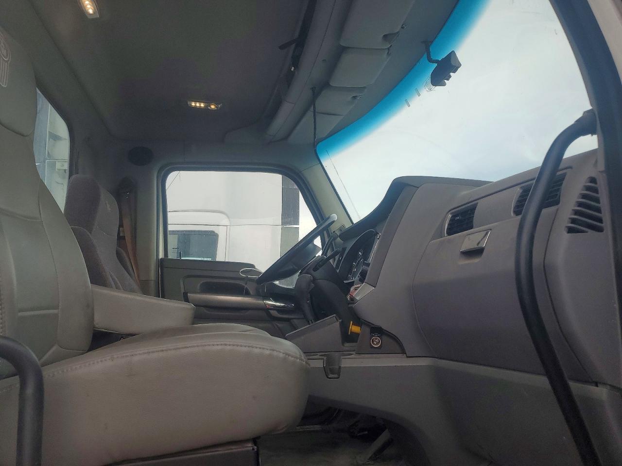 2016 KENWORTH All models VIN 1XKYA48X2GJ124840 photo 5