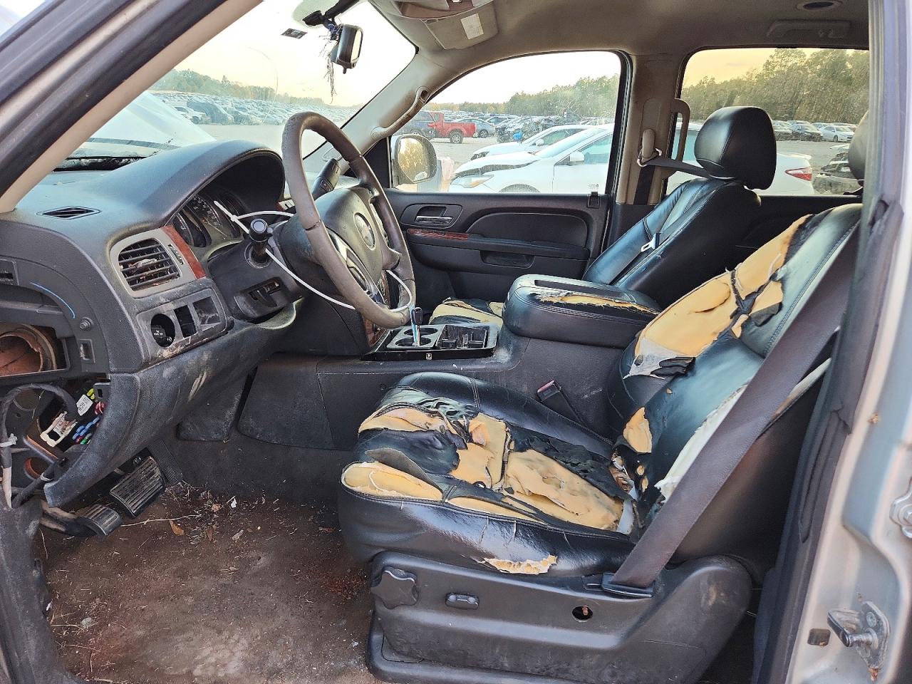2011 Chevrolet Suburban VIN 1GNSCJE02BR331988 photo 7