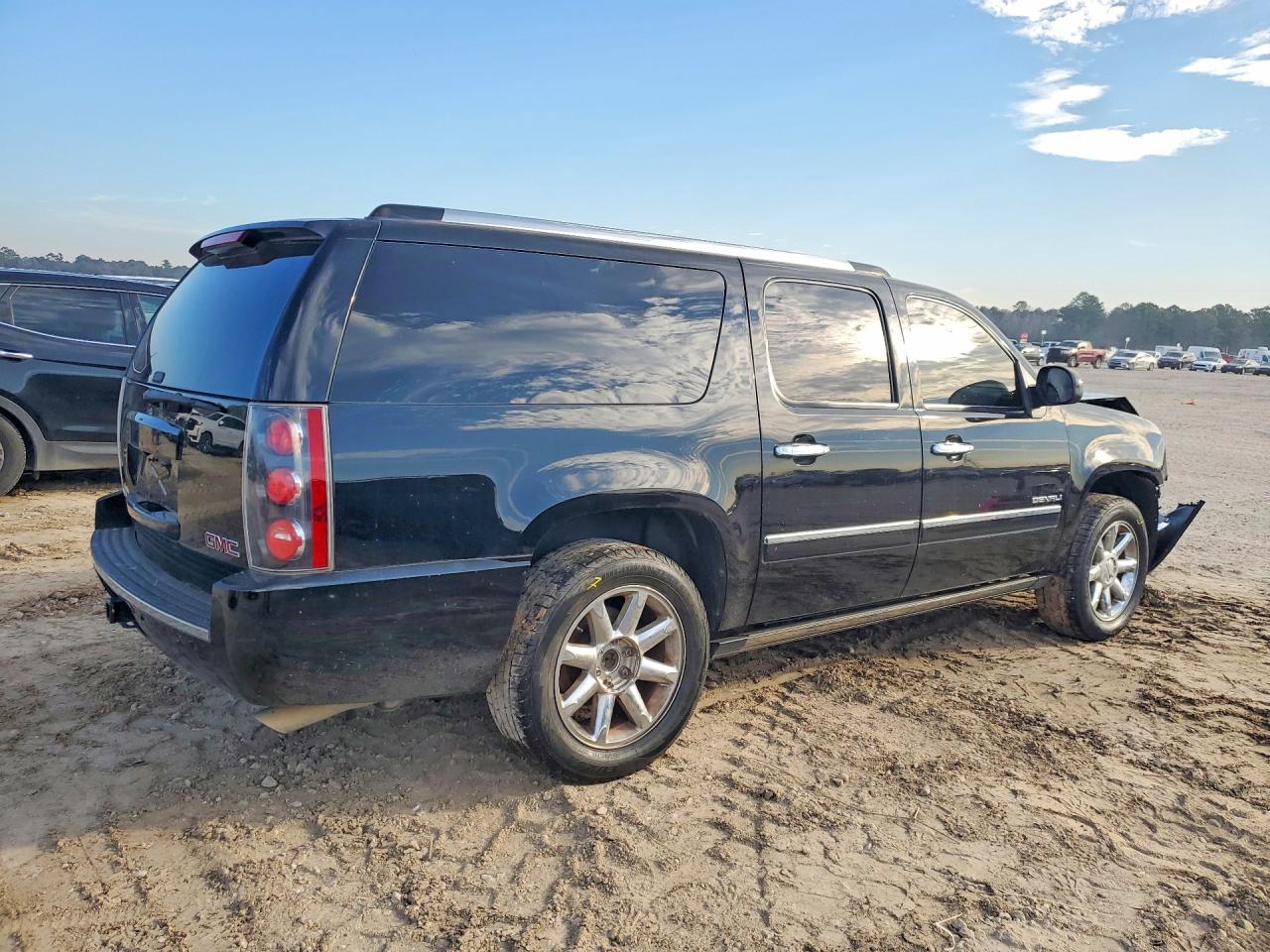 2013 GMC Yukon VIN 1GKS1MEF2DR359821 photo 3