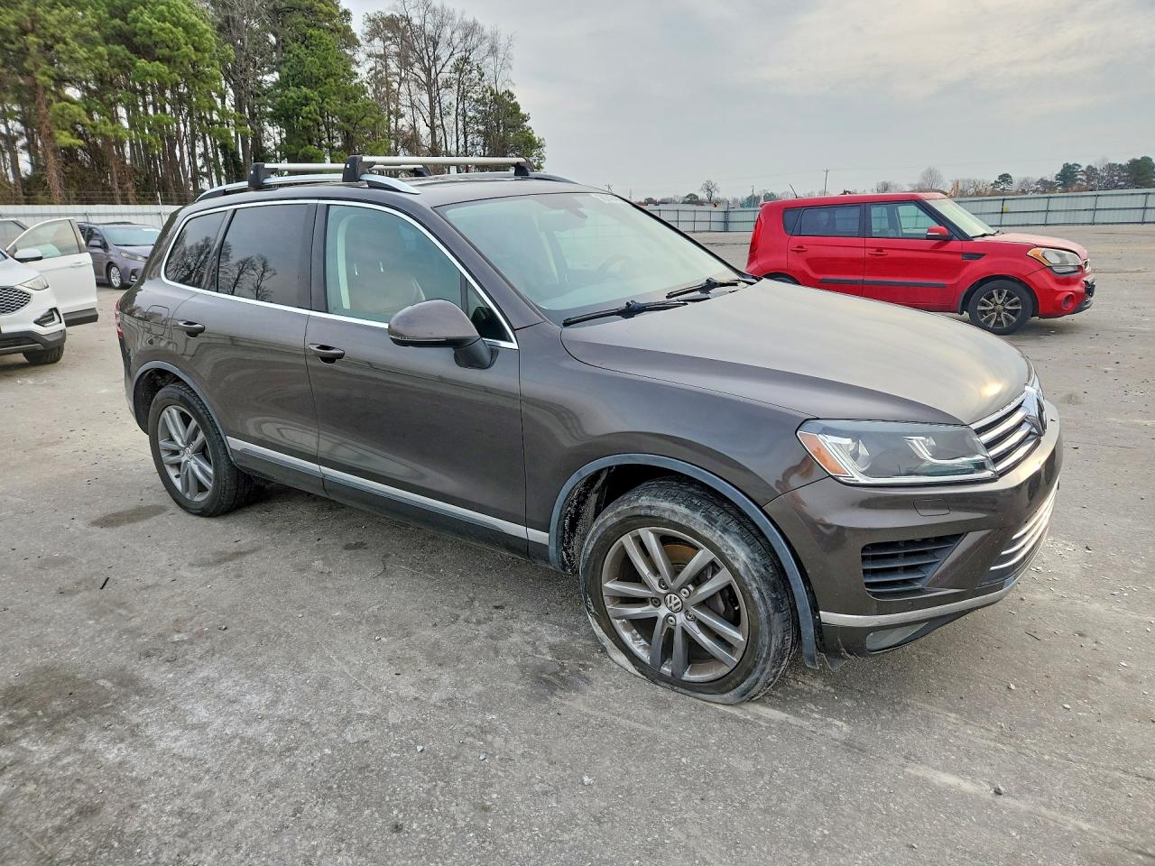 2015 Volkswagen Touareg VIN WVGEF9BP2FD006642 photo 4