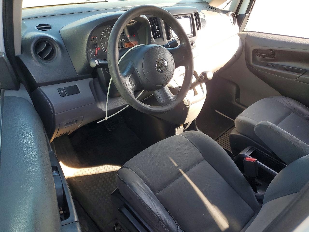 2015 Nv VIN 3N6CM0KN2FK731392 photo 8